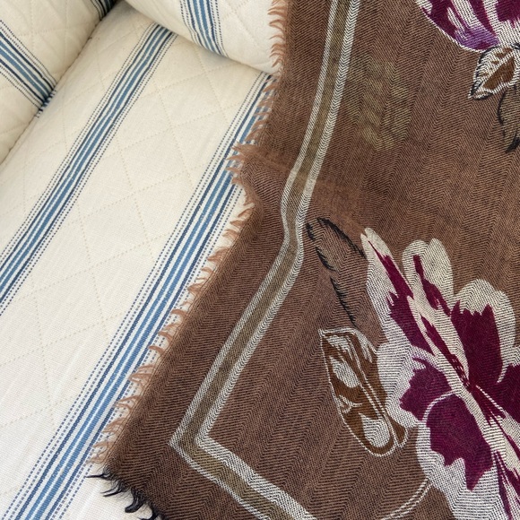 Wool brown & Burgundy floral Scarf - Picture 7 of 8